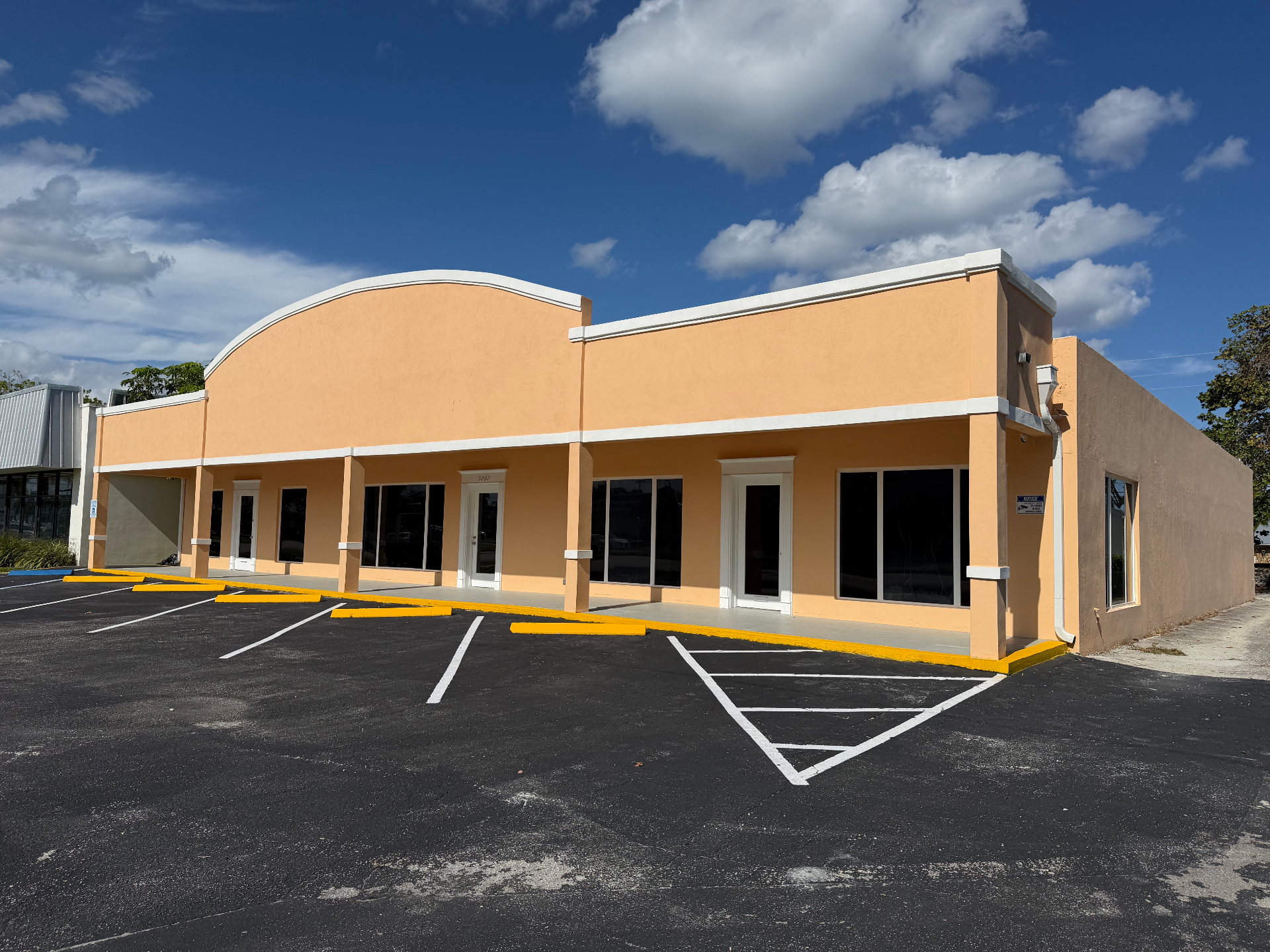 3060 N Federal Hwy side view with parking